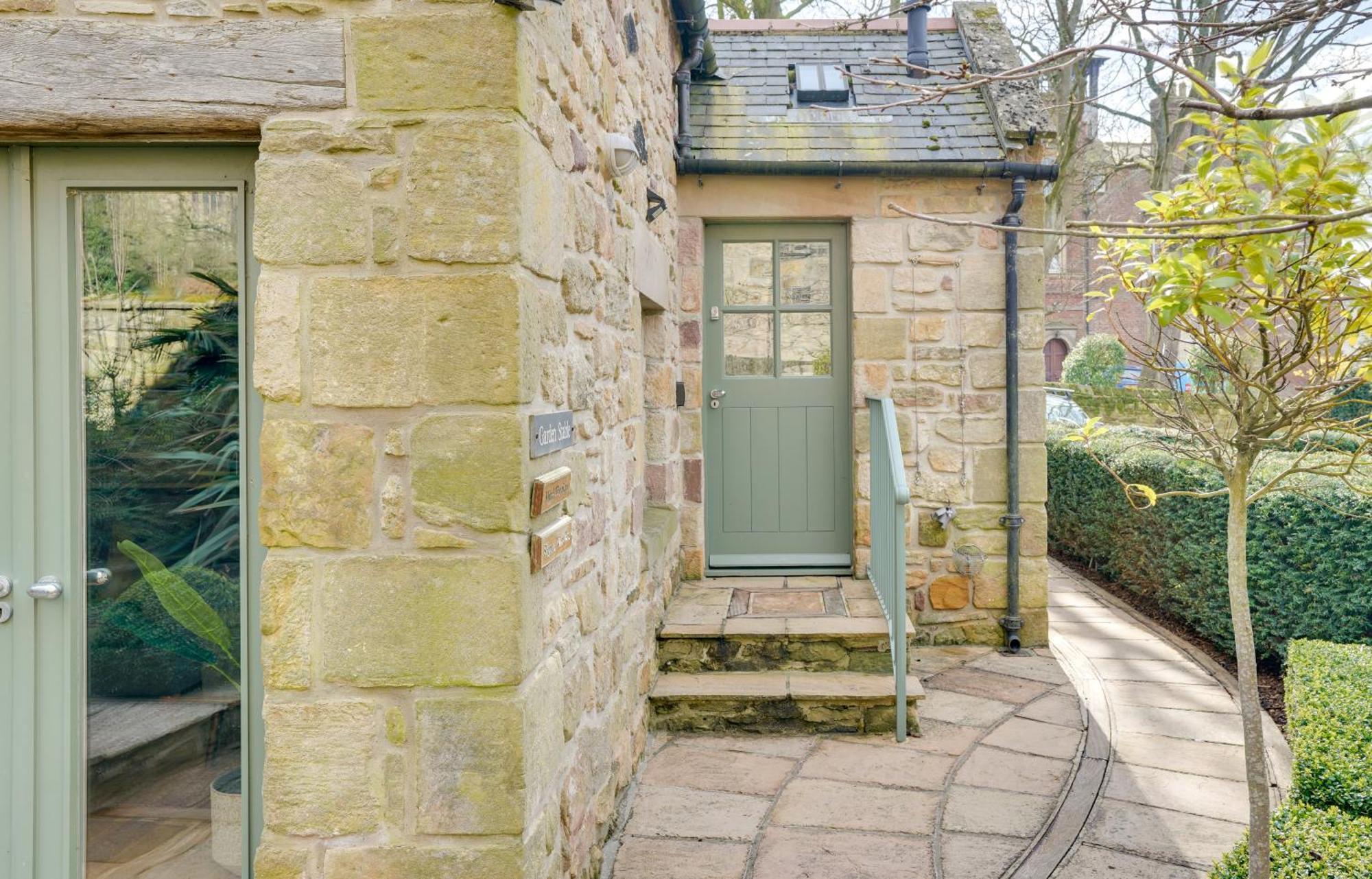 Garden Stable At Hallsteads: Luxury Stone Cottage, With Parking 阿尔恩茅斯 外观 照片