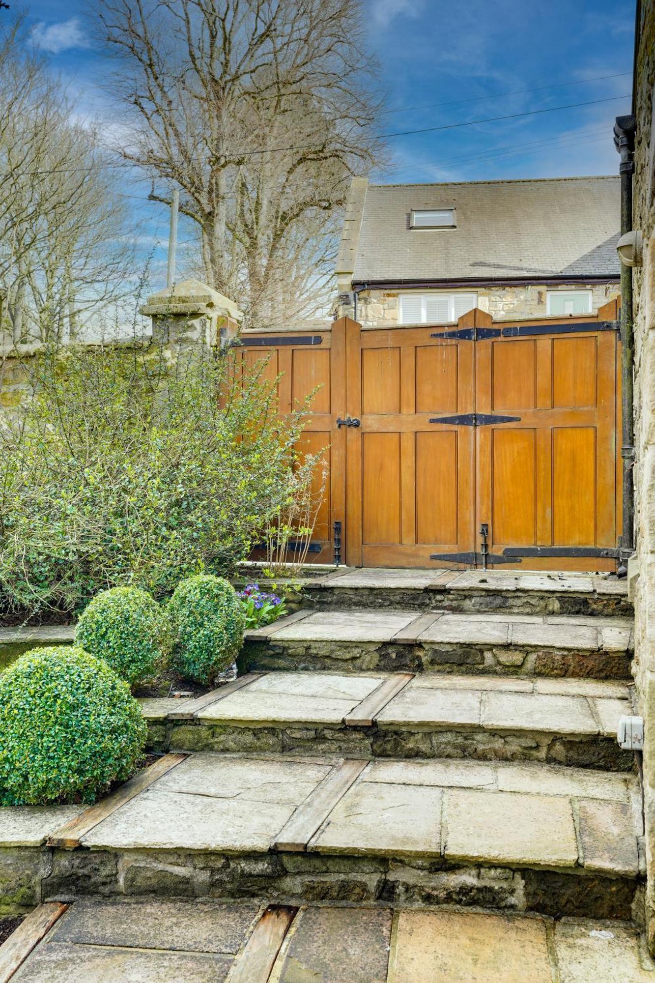 Garden Stable At Hallsteads: Luxury Stone Cottage, With Parking 阿尔恩茅斯 外观 照片